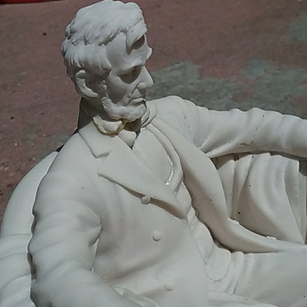 8" ABRAHAM LINCOLN FIGURINE